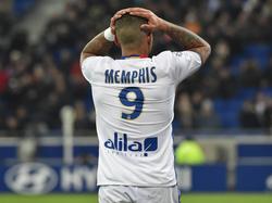 Memphis Depay baalt van een gemiste kans tijdens zijn basisdebuut voor Olympique Lyon. (28-01-2017)