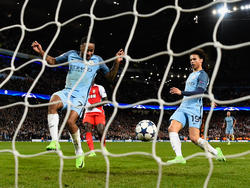 Leroy Sané (r.) ist aktuell der gefeierte Held bei Manchester City