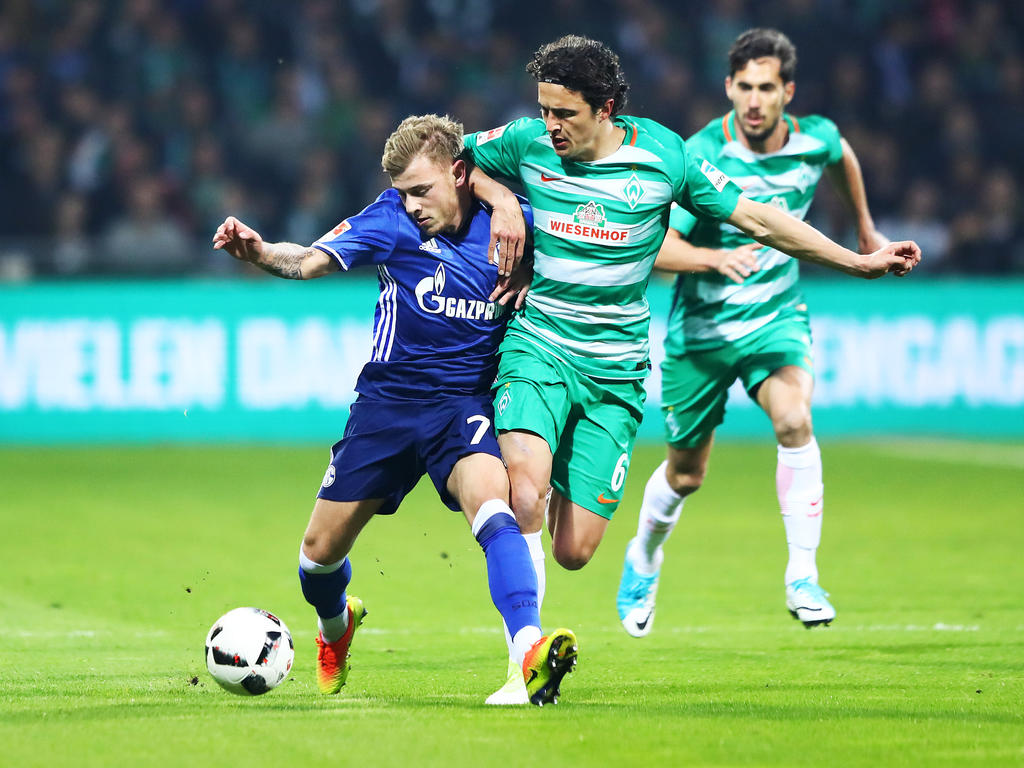 Thomas Delaney (r.) musste zur Halbzeit gegen Schalke raus