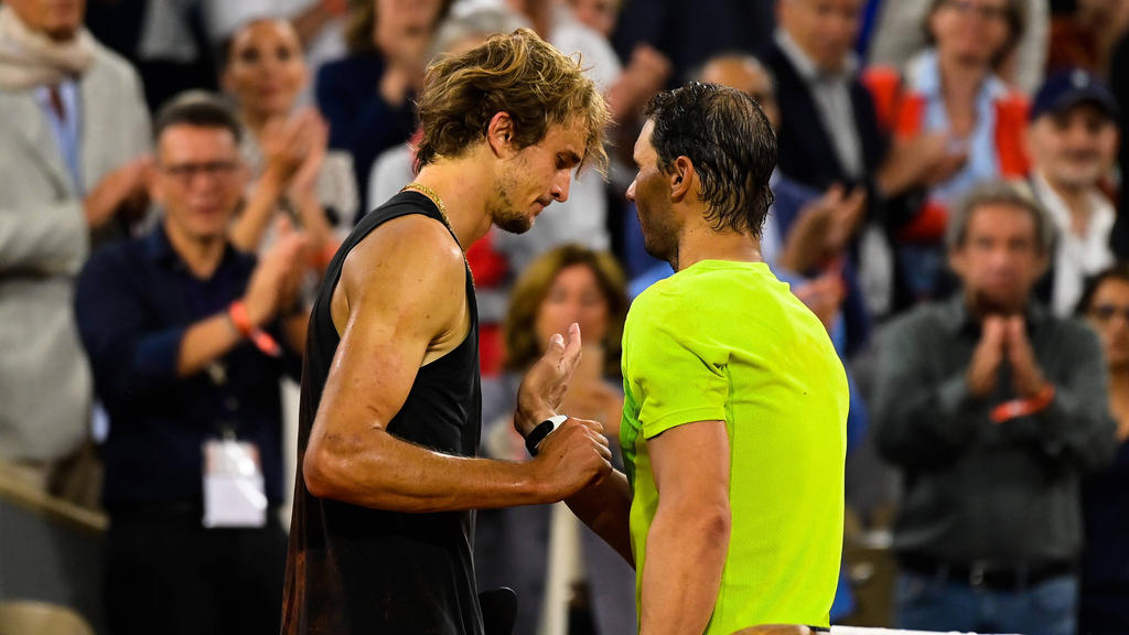 Alexander Zverev (l.) musste bei den French Open gegen Rafael Nadal (r.) aufgeben Alexander Zverev (l.) musste bei den French Open gegen Rafael Nadal (r.) aufgeben