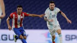 Argentiniens Lionel Messi (r.) kämpft um den Ball