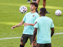Joao Félix controla el cuero en un entrenamiento con Portugal.