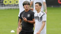 Mesut Özil (r.) absolvierte unter Löw 92 Länderspiele