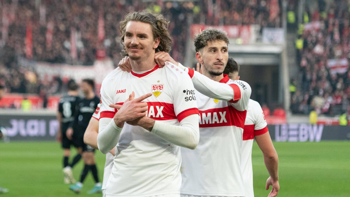 Nick Woltemade (l.) mit VfB-Kapitän Atakan Karazor