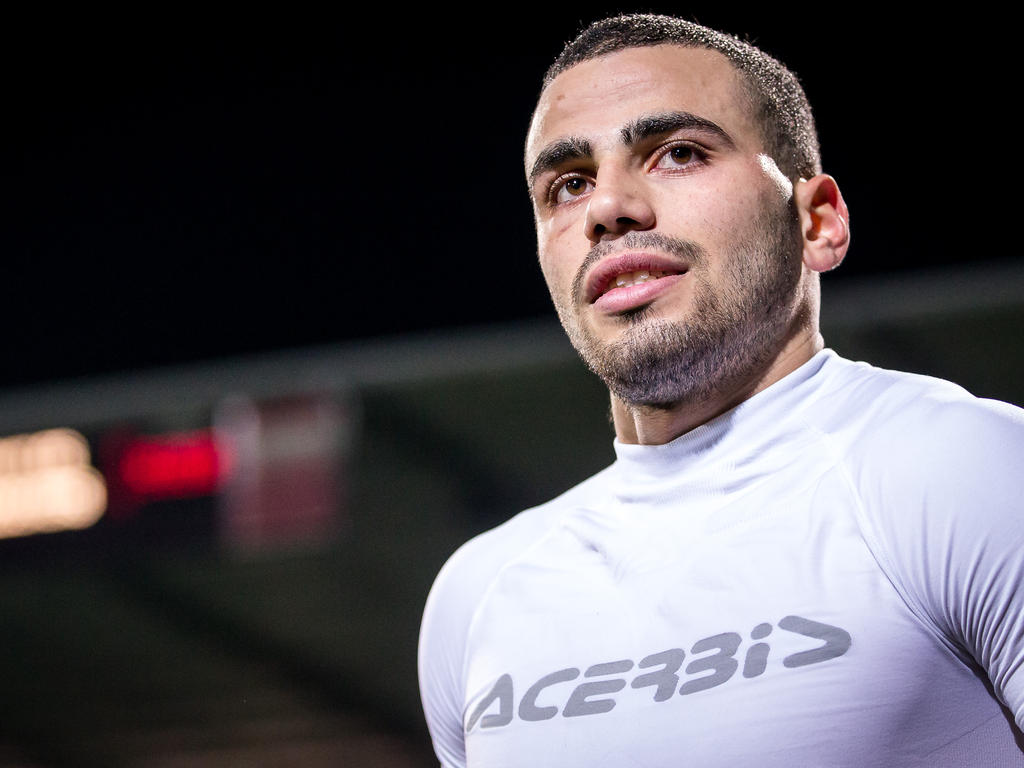 Oussama Tannane kijkt naar het publiek na afloop van het competitieduel Heracles Almelo - Vitesse. (13-12-2015)