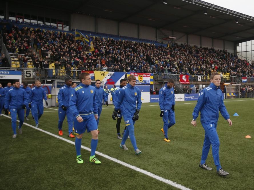 Spelers van SC Cambuur trainen een dag voor de beladen competitiewedstrijd tegen sc Heerenveen in het stadion. Hier komen de spelers het veld op voor de oefensessie. (30-01-2016)