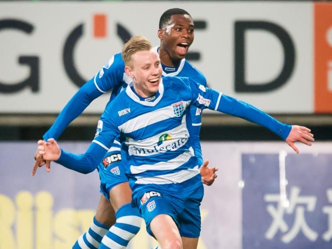 Rick Dekker (l.) en Kingsley Ezibihue kunnen hun geluk niet op na het doelpunt van eerstgenoemde tijdens ADO Den Haag - PEC Zwolle. (19-02-2016)