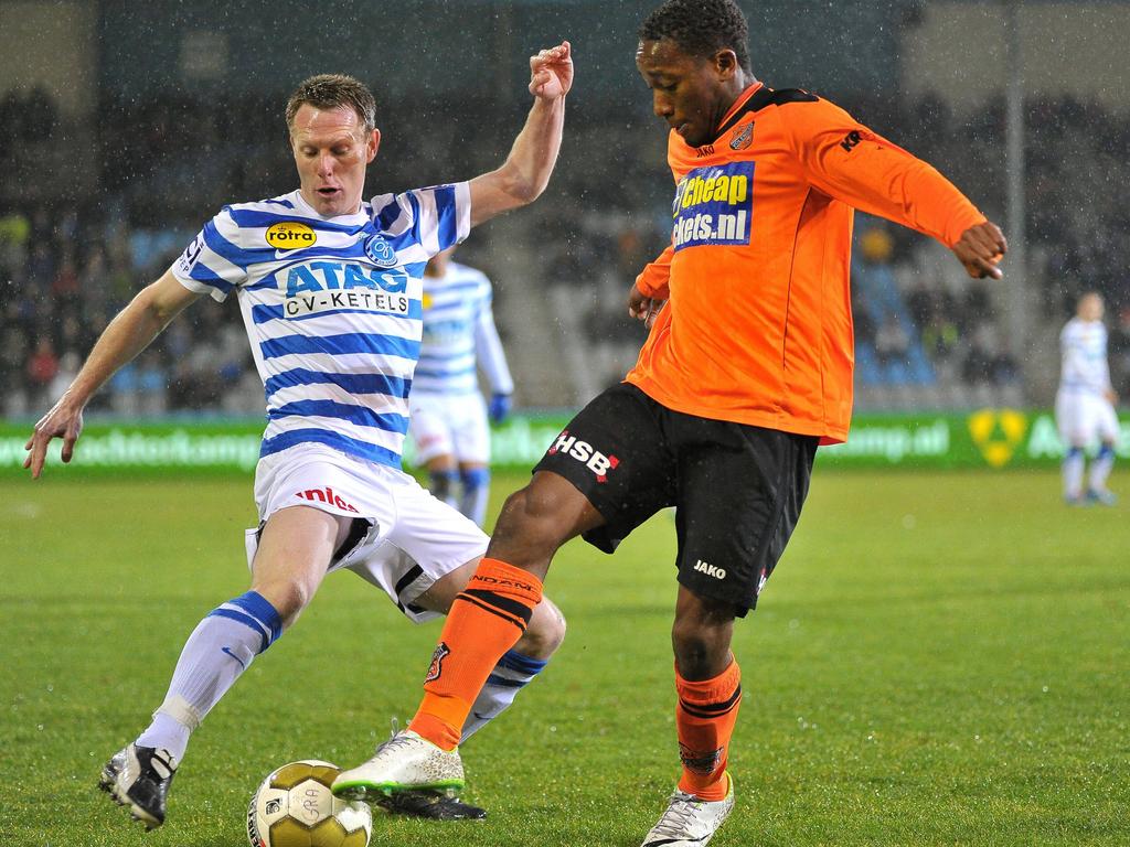 Ludcinio Marengo (r.) speelt Frank van Kouwen (l.) voorbij. (14-2-2014)