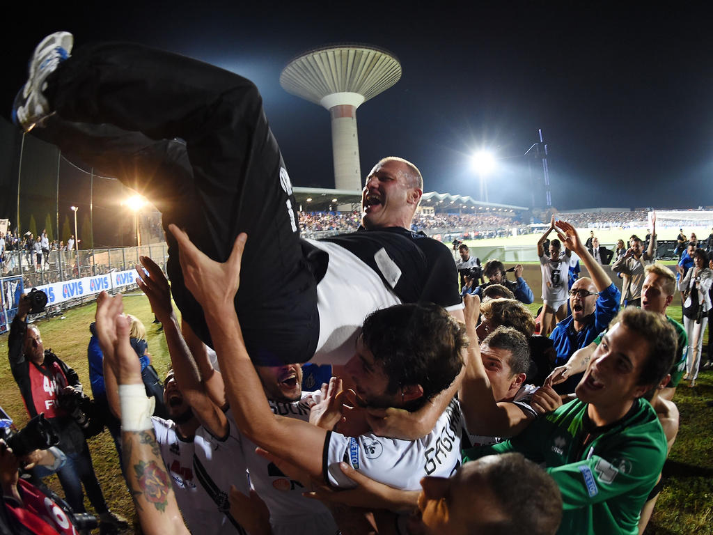Nach dem geglückten Aufstige im Playoff-Finale gegen Latina Calcio feiern die Spieler von AC Cesena ihren Trainer Pierpaolo Bisoli