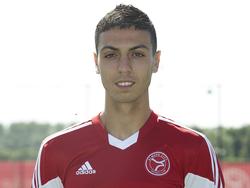 Hicham Faik wordt op de foto genomen tijdens de jaarlijkse spelerspresentatie van Almere City. (18-07-2013)