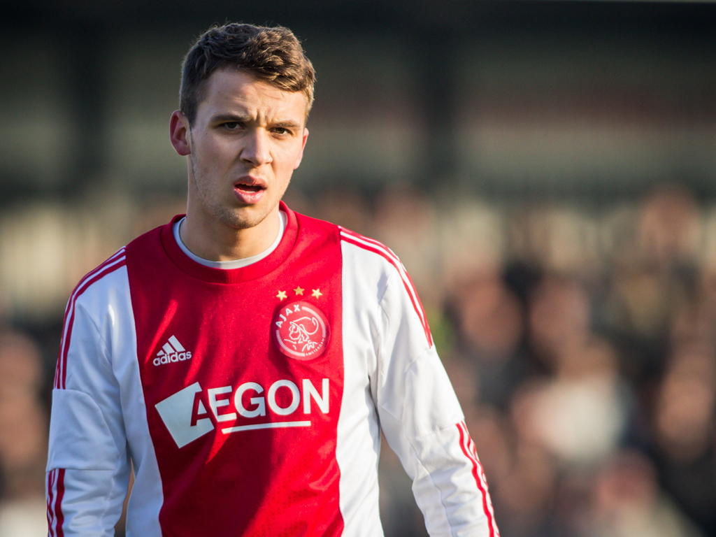 Robert Murić werd naar Amsterdam gehaald en kreeg een rugnummer bij de selectie, maar voetbalt toch in de wedstrijd Feyenoord A1 - Ajax A1. (29-11-2014)