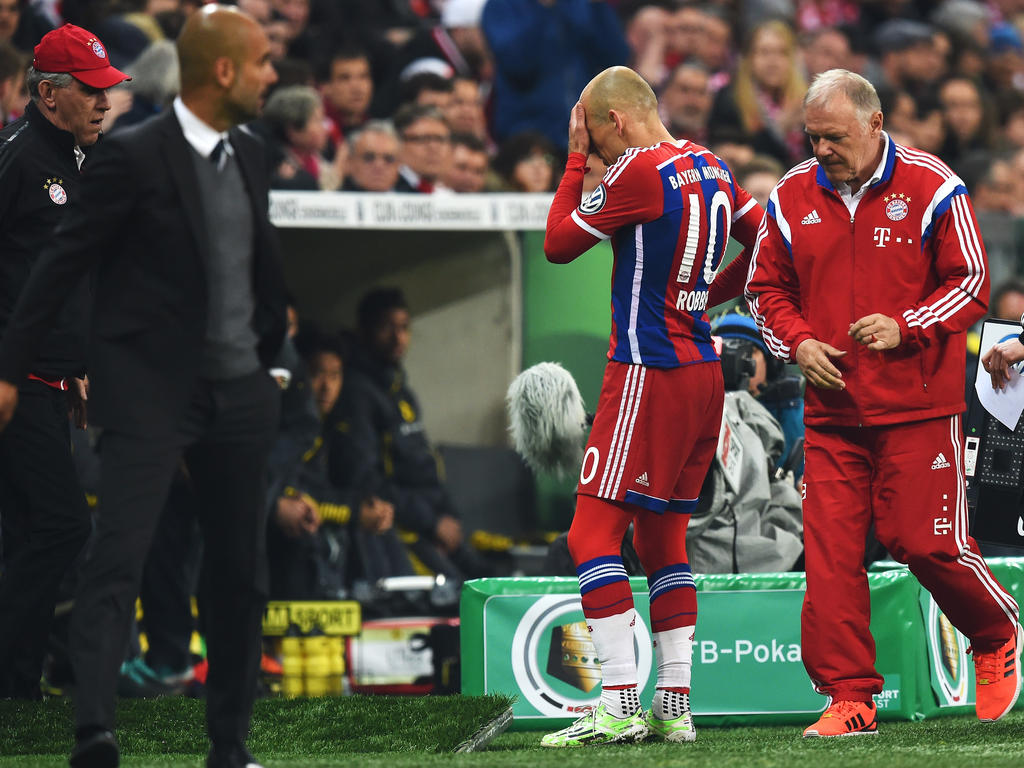 Arjen Robben verlässt verletzt den Platz