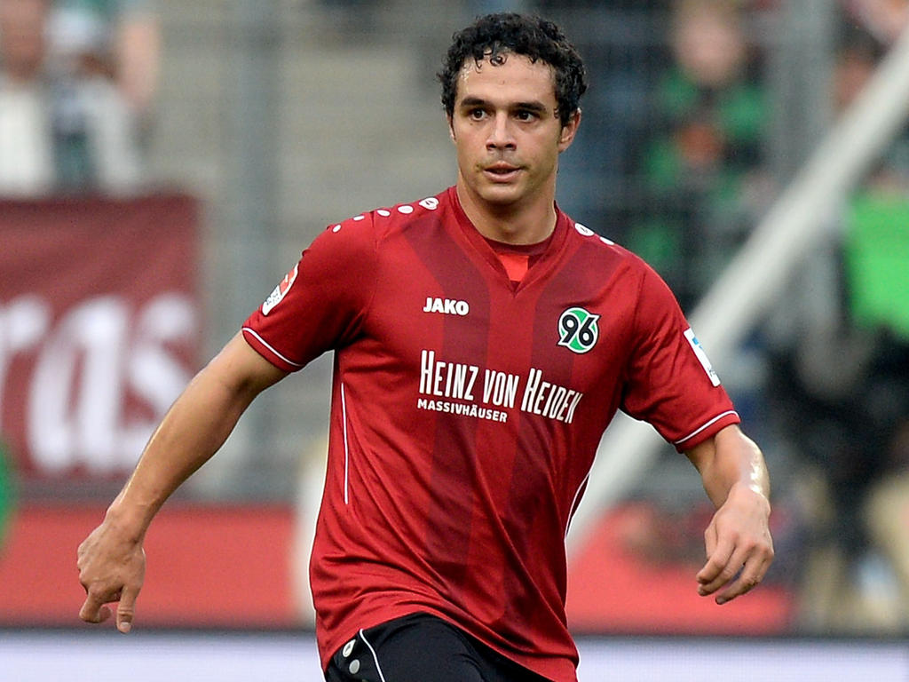 Manuel Schmiedebach hat seinen Vertrag bei Hannover 96 verlängert