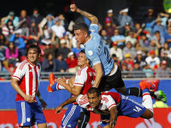 De cabeza, Giménez, anotó a los 29 minutos la apertura para los charrúas. (Foto: ProShots)