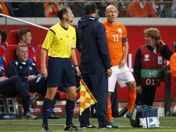 Arjen Robben staat langs de kant en voelt dat het niet goed zit. De aanvaller grijpt naar zijn lies en moet zich tegen IJsland laten vervangen na een half uur spelen. (03-09-2015)