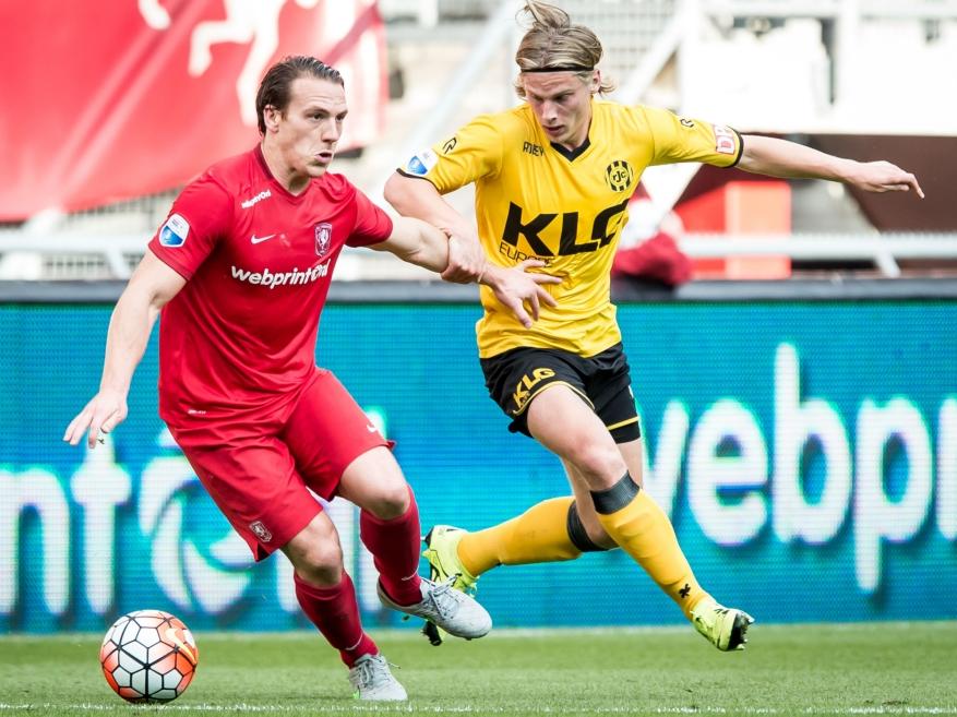 Robbert Schilder (l.) schermt de bal af van Henk Dijkhuizen (r.) tijdens de wedstrijd FC Twente - Roda JC.