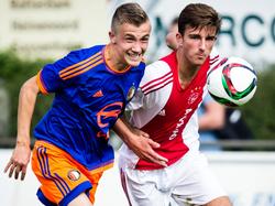 Dylan Vente (l.) duelleert met Lars Kramer (r.) tijdens het competitieduel Ajax u17 - Feyenoord u17. (03-10-2015)