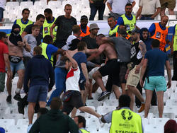 In Marseille stürmten russische Hooligans den benachbarten Block