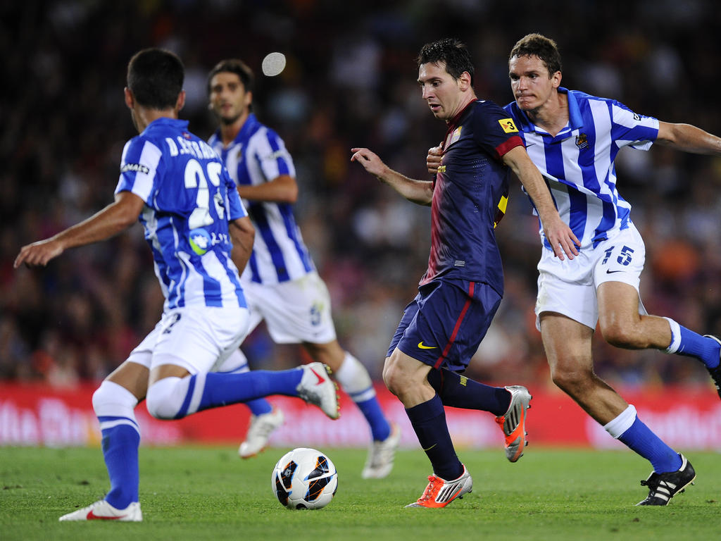 Jon Ansotegi (dcha.) ante el Barcelona de Leo Messi. (Foto: Getty)