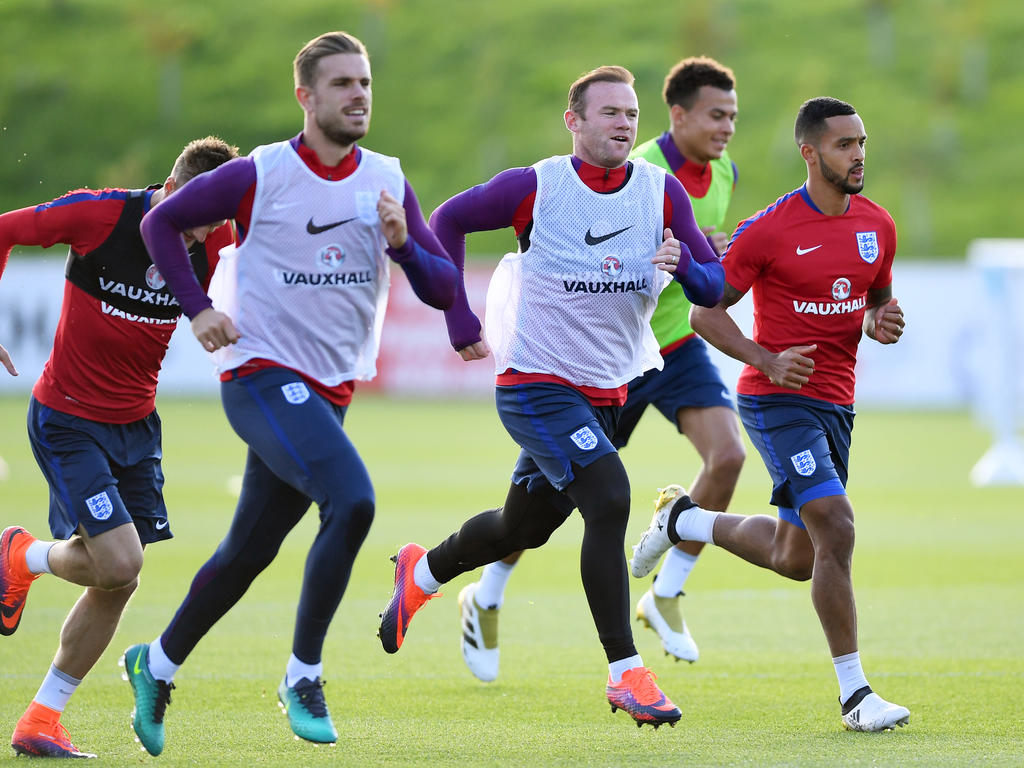 Jordan Henderson (l.) en Wayne Rooney (m.) lopen voorop bij de training van de Engelse nationale ploegg.