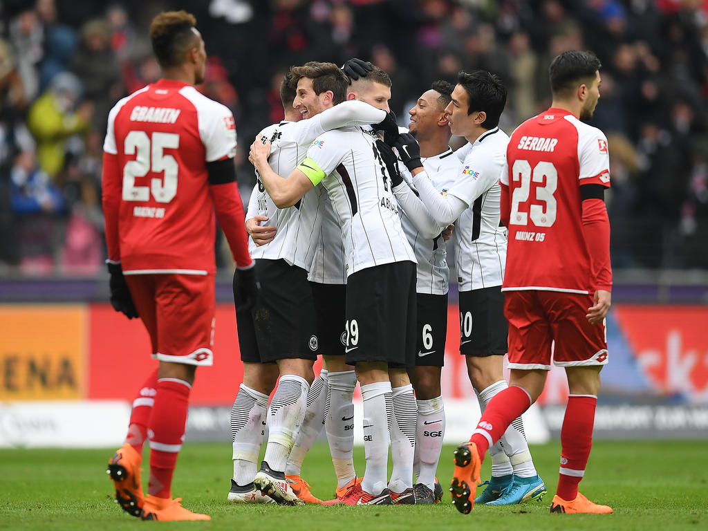 Jubel in weiß, Trauer in rot: Frankfurt gewinnt das Derby gegen Mainz