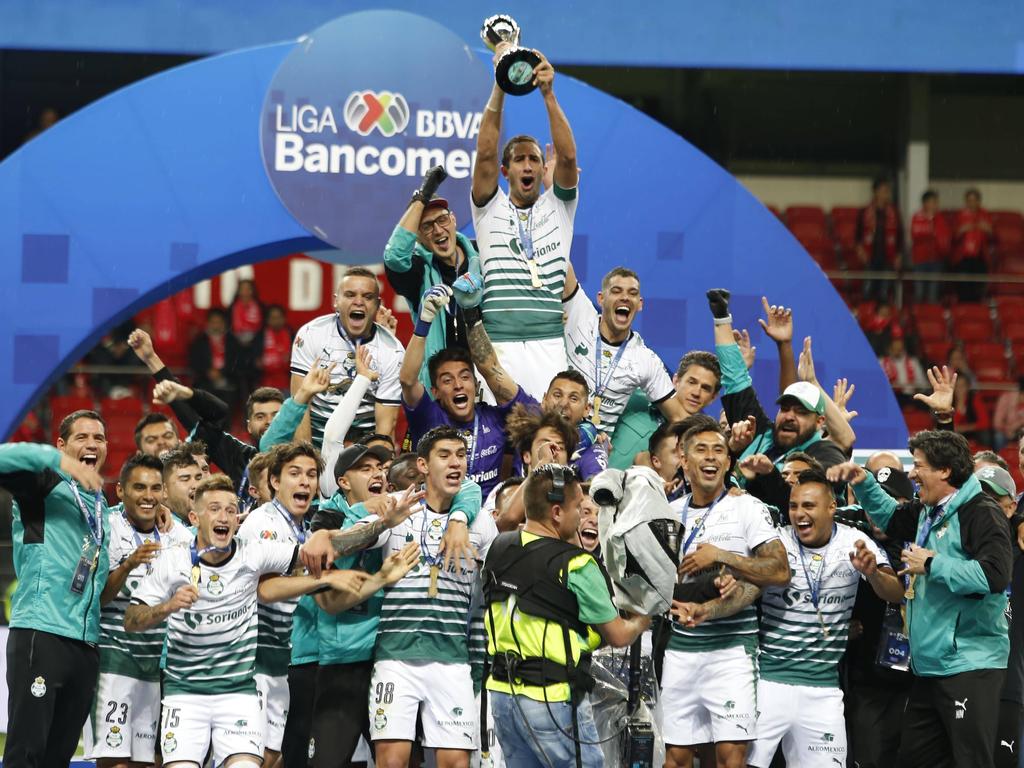 El Santos levanta la copa que le acredita como campeón. (Foto: Imago)