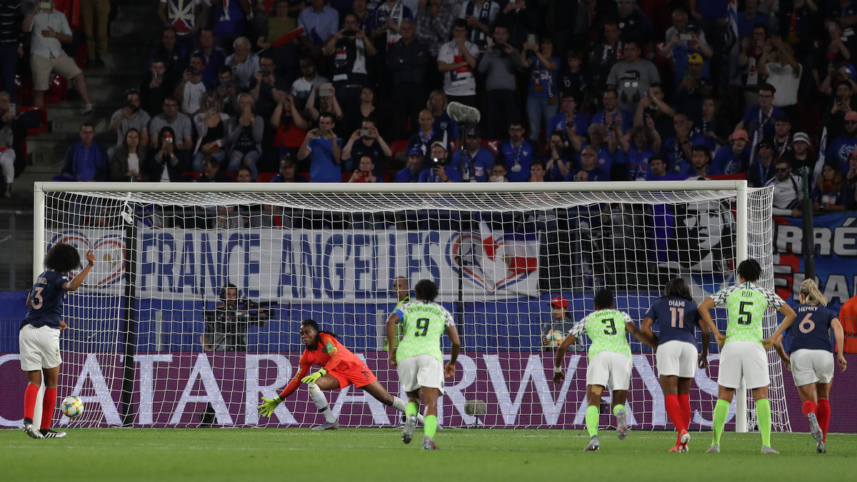 Den französischen Siegtreffer erzielte Wendie Renard per Foulelfmeter im zweiten Versuch Den französischen Siegtreffer erzielte Wendie Renard per Foulelfmeter im zweiten Versuch