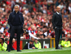 José Mourinho (l.) trifft im Manchester-Derby auf Pep Guardiola