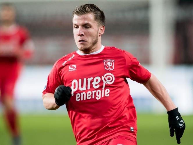 Dylan Seys zet aan voor een sprint in het duel van FC Twente met Heracles Almelo. De thuisploeg wint de wedstrijd met 1-0. (20-01-2017)