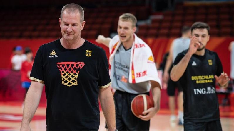 Coach Henrik Rödl (l.), Niels Giffey (M.) und Ismet Akpinar beim Training Coach Henrik Rödl (l.), Niels Giffey (M.) und Ismet Akpinar beim Training