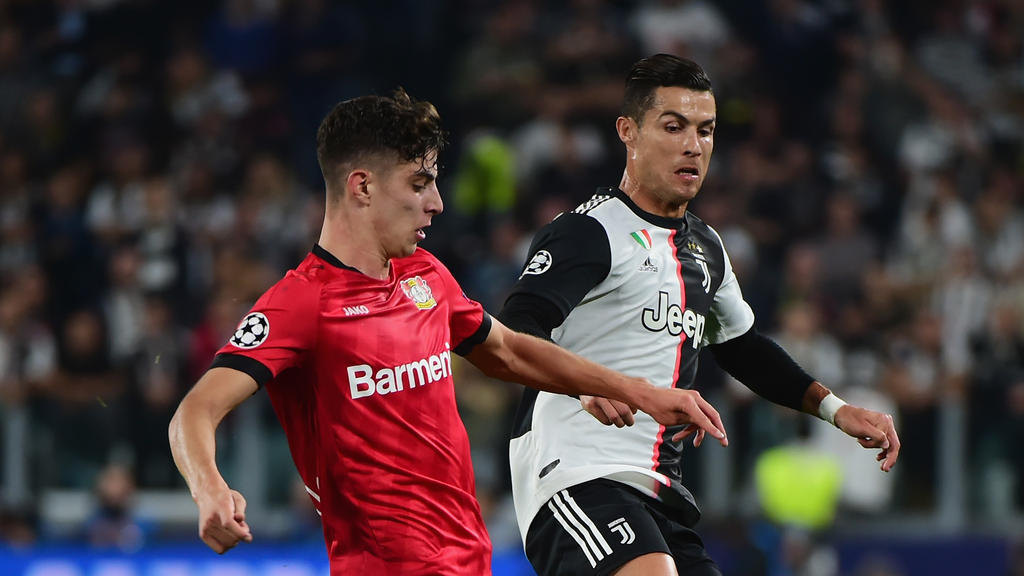Kai Havertz im Duell mit Cristiano Ronaldo von Juventus Turin