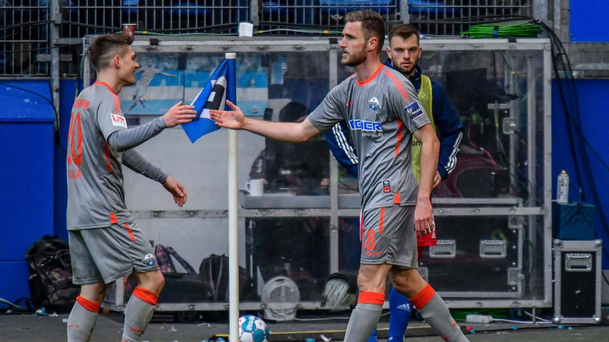 Dennis Srbeny (r.) verlängert um ein weiteres Jahr in Paderborn