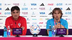 Kroatiens Luka Modric (r.) und Trainer Zlatko Dalic nehmen an einer Pressekonferenz teil