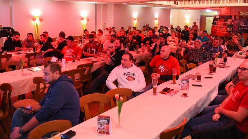 Das Team der Franken Knights verfolgte den Super Bowl Das Team der Franken Knights verfolgte den Super Bowl