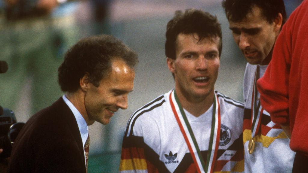 Franz Beckenbauer (l.) und Lothar Matthäus feierten 1990 die Weltmeisterschaft Franz Beckenbauer (l.) und Lothar Matthäus feierten 1990 die Weltmeisterschaft