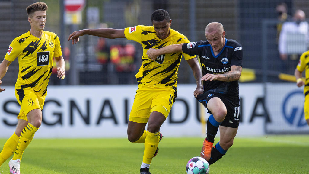 Manuel Akanji (M.) im Duell mit Sven Michel (r.)