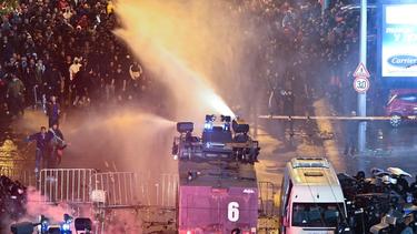 Die Polizei ging mit Wasserwerfern gegen die bulgarischen Fans vor
