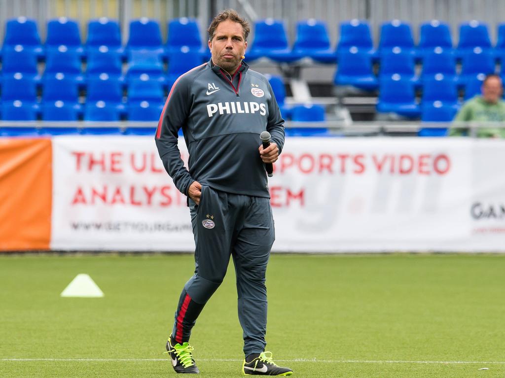 Art Langeler staat op het trainingsveld bij PSV. (15-05-2015)