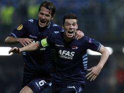 Reijnen en Viergever vieren het winnende doelpunt tegen Slovan Liberec (0-1). 