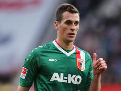 Arkadiusz Milik steekt zijn duim omhoog tijdens FC Augsburg - 1. FC Nürnberg. (16-2-2014)