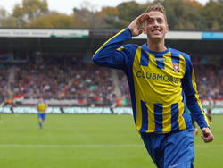 FC Oss-spits Kevin van Veen viert zijn doelpunt in De Goffert tegen NEC. (26-10-2014)