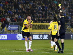 Stipe Perica (l.) krijgt tijdens NAC Breda - FC Utrecht geel van scheidsrechter Jochem Kamphuis wegens hands. (29-11-2014)