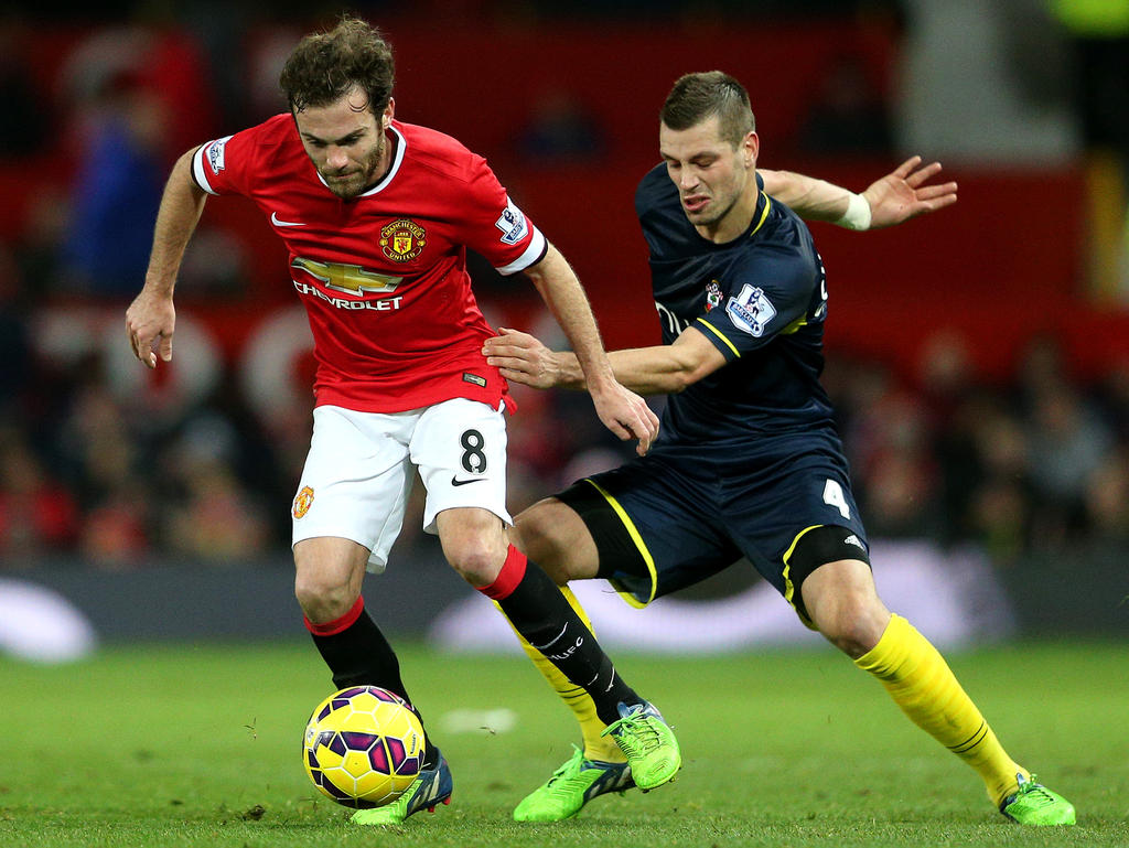 Juan Mata probeert aan Morgan Schneiderlin te ontkomen tijdens Manchester United - Southampton. (11-01-15)