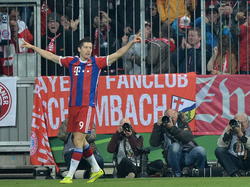 Robert Lewandowski van Bayern München viert de 1-0 tegen zijn oude club Borussia Dortmund in de halve finale van de Duitse beker. (28-04-2015)