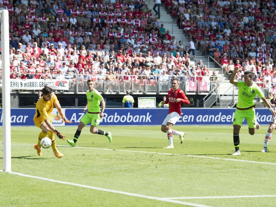 AZ-doelman Sergio Rochet (l.) kan de kopbal van Anwar El Ghazi (r.) niet stoppen tijdens AZ Alkmaar - Ajax. (09-08-2015)