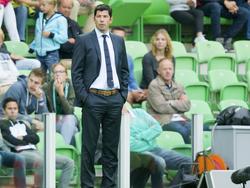 Erwin van de Looi kijkt toe hoe zijn spelers continu de aanval zoeken tegen FC Twente. Het levert uiteindelijk één doelpunt op. Het werd 1-1. (12-08-2015)