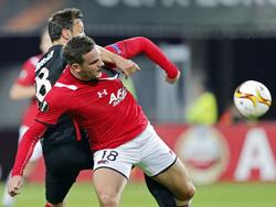 Gurpegi (l.) van Athletic Bilbao houdt in het Europa League-duel met AZ Vincent Janssen in de houdgreep. (01-10-2015)
