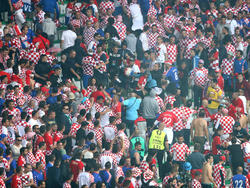 Incidentes de los aficionados croatas el viernes en el partido ante la República Checa. (Foto: Getty)