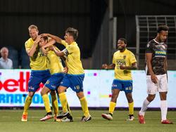 Sander van de Streek (m.) wordt omhelsd door zijn ploeggenoten. De middenvelder heeft even eerder SC Cambuur op voorsprong geschoten tegen FC Dordrecht. (19-08-2016)