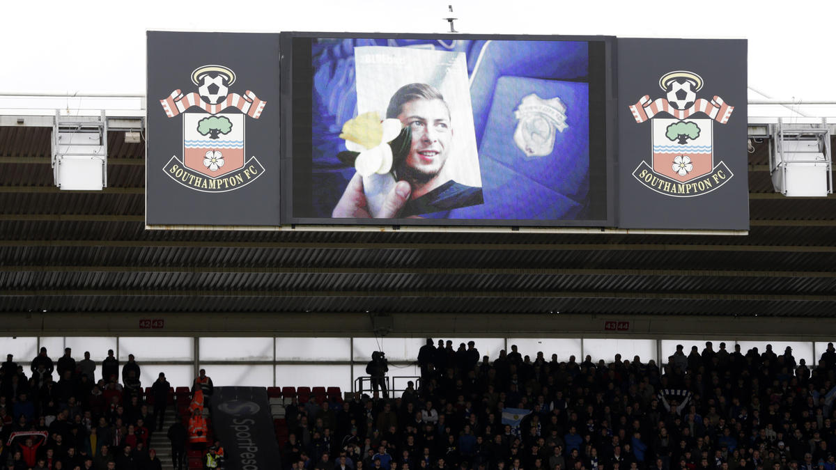 Vor dem Spiel in Southampton gab es eine Schweigeminute für Emiliano Sala Vor dem Spiel in Southampton gab es eine Schweigeminute für Emiliano Sala